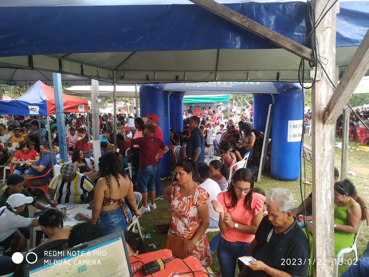 Comunidade reunida na festa